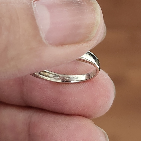 18K gold ring with natural diamond from Spence Jewellers. - Picture 7 of 11